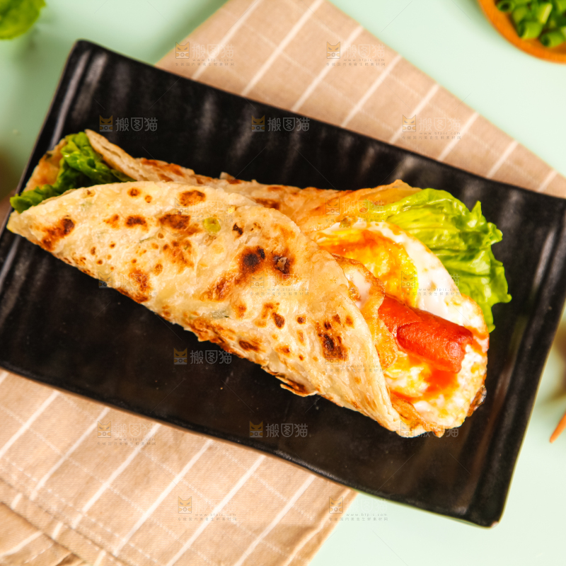 盘子里的手抓饼卷香肠鸡蛋