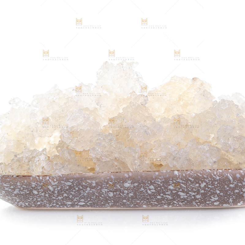 白底上放着一盘雪燕