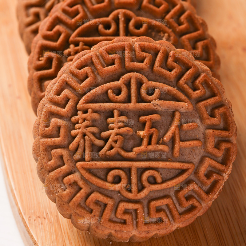 木板上的荞麦五仁月饼