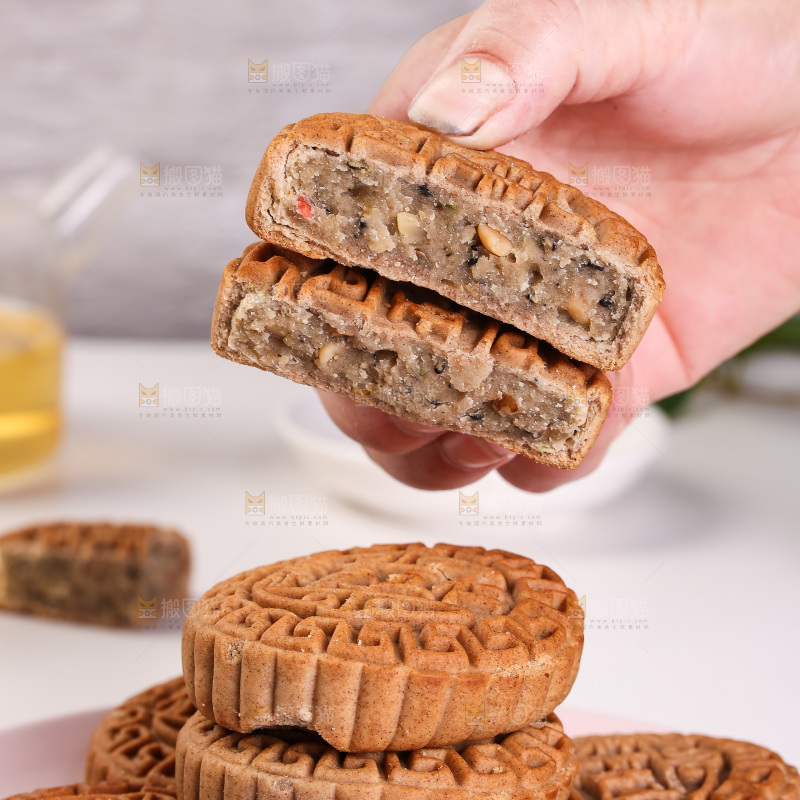 手拿着荞麦五仁月饼