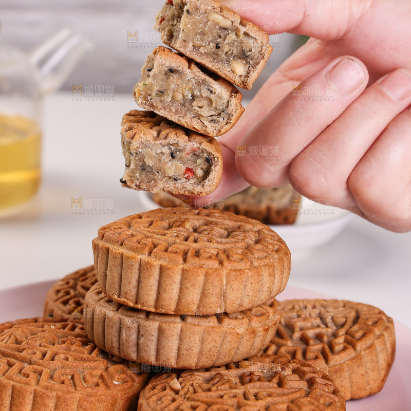 手拿着荞麦五仁月饼