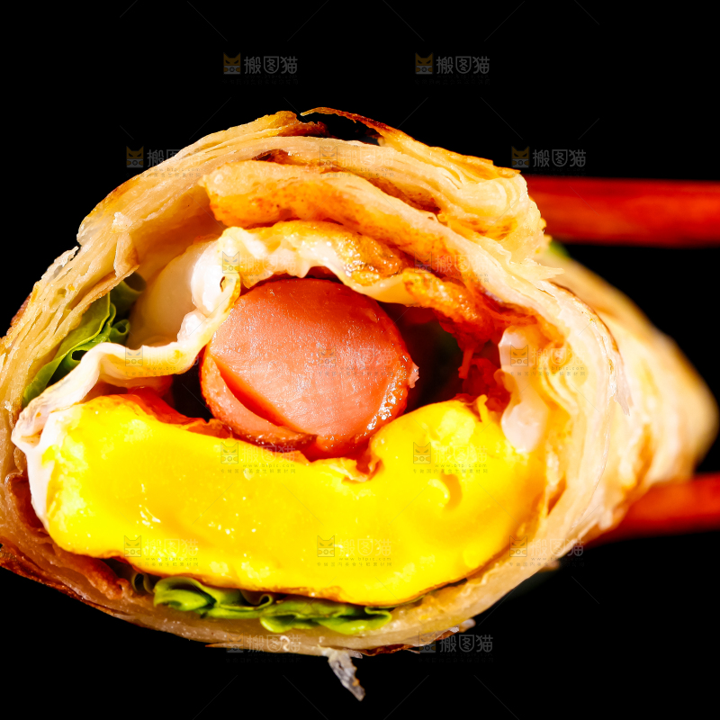 筷子上夹着鸡蛋香肠卷饼
