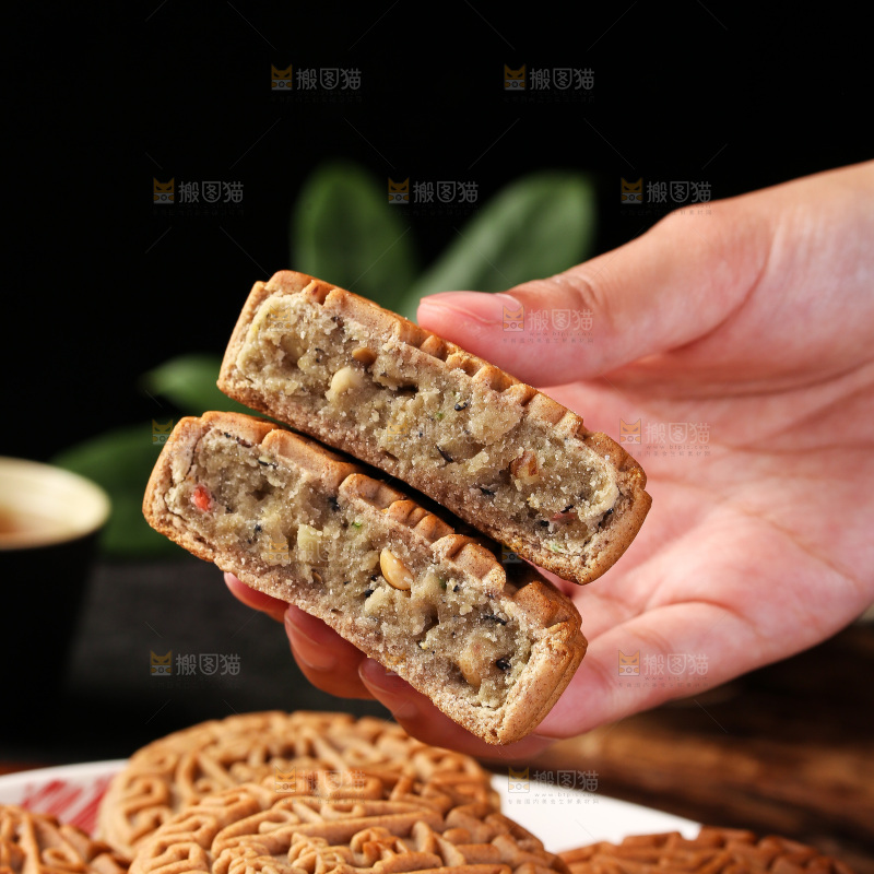 手拿着掰开的荞麦五仁月饼