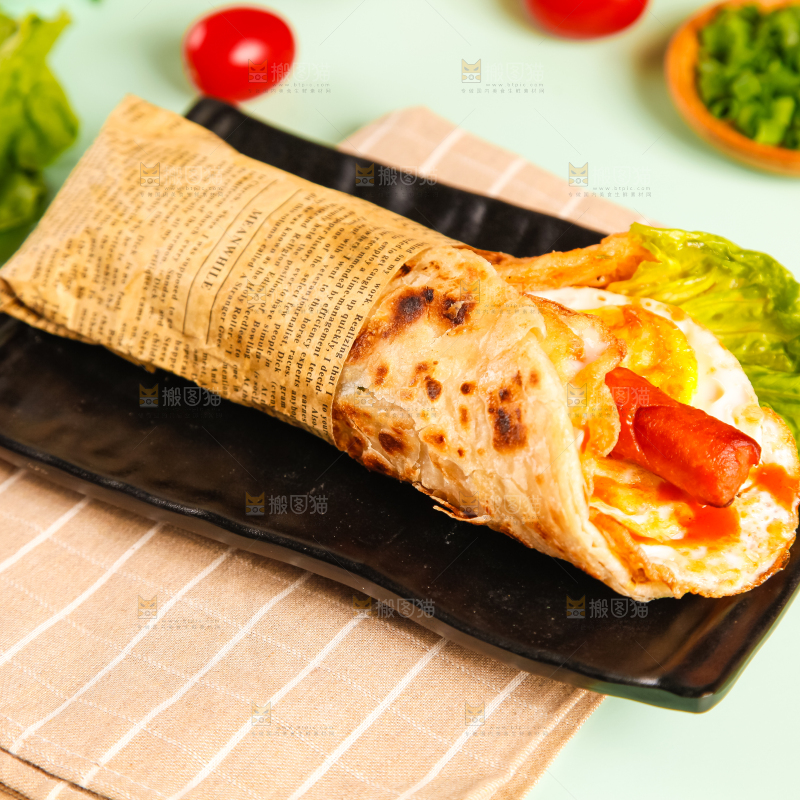 盘子里的手抓饼卷香肠鸡蛋