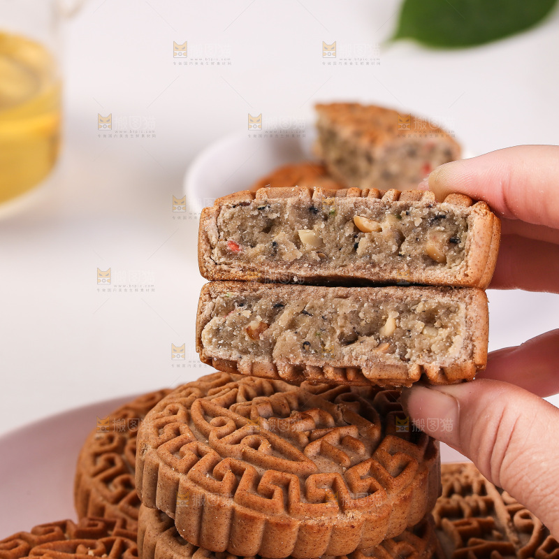 手拿着掰开的荞麦五仁月饼