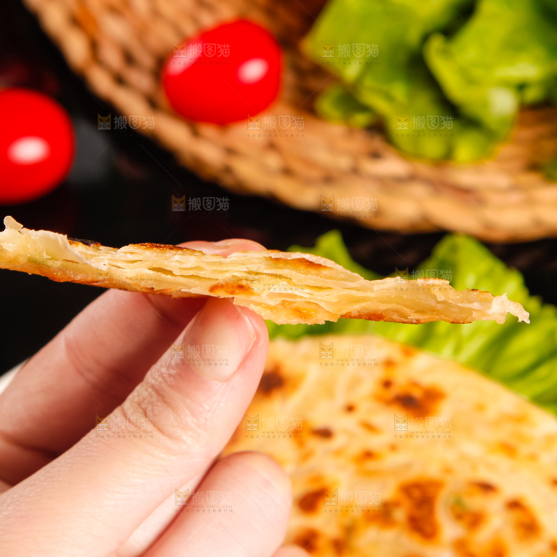 手拿着葱油饼