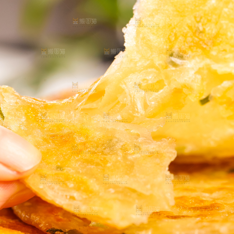 手拿着葱油饼