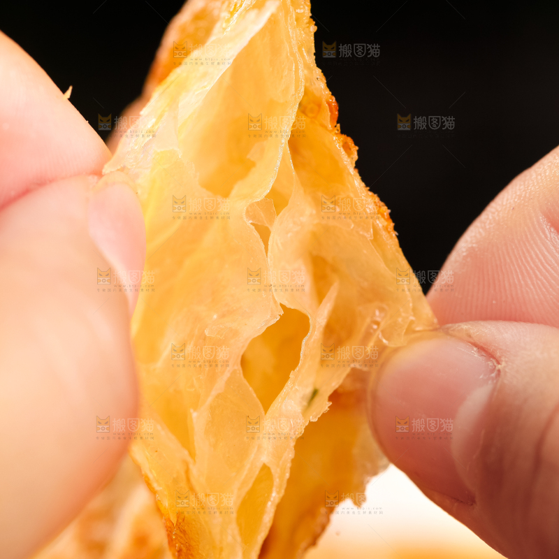 手拿着葱油饼