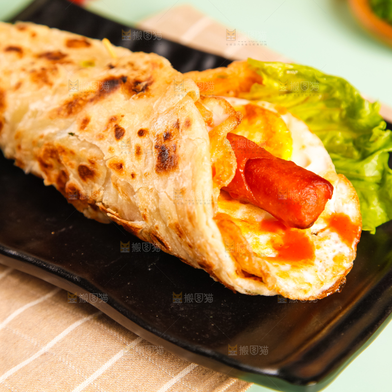 盘子里的手抓饼卷香肠鸡蛋