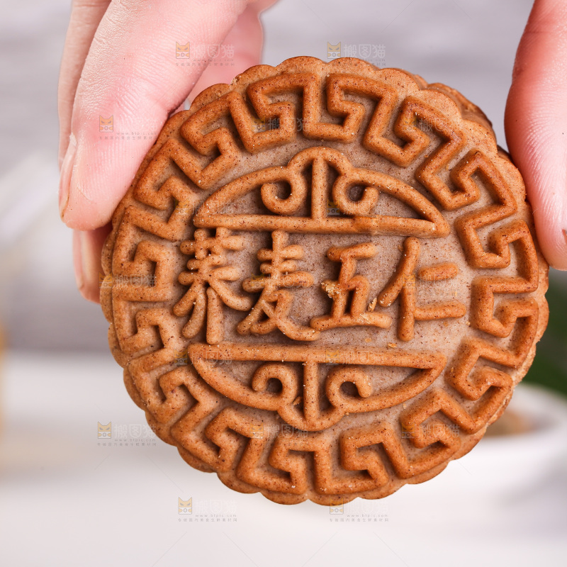 手拿着荞麦五仁月饼