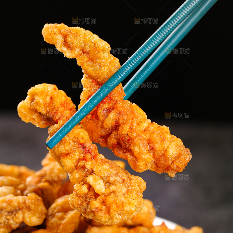 筷子上夹着小酥肉