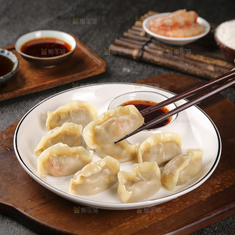 筷子上夹着手工饺子