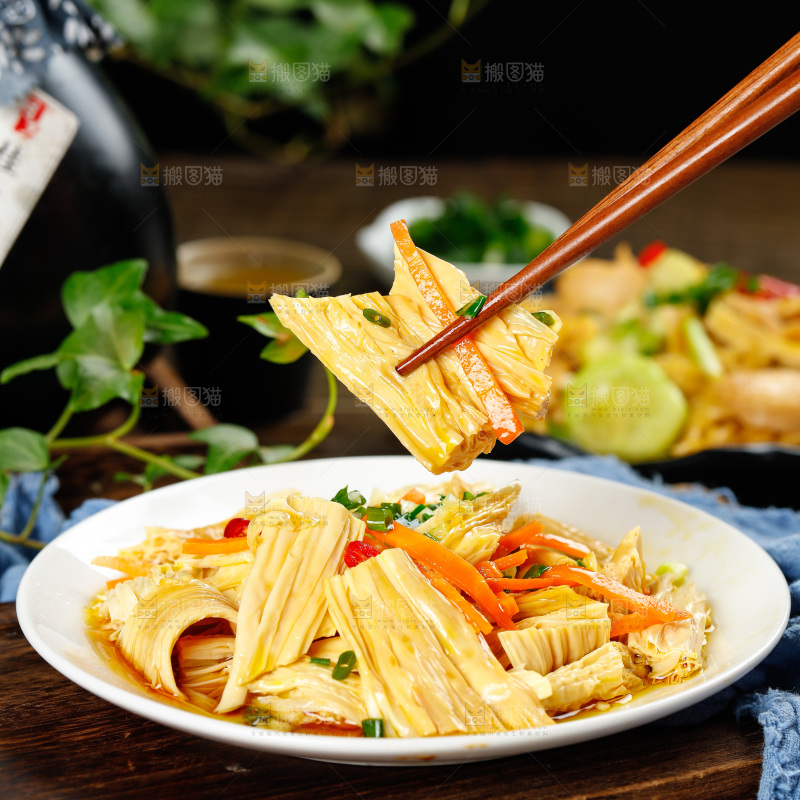 盘子里装着炒腐竹