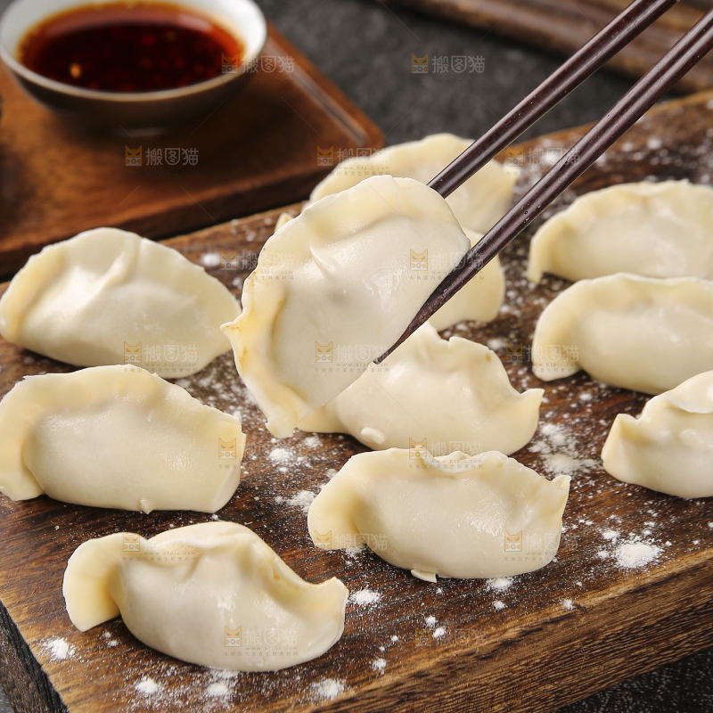 筷子上夹着手工饺子