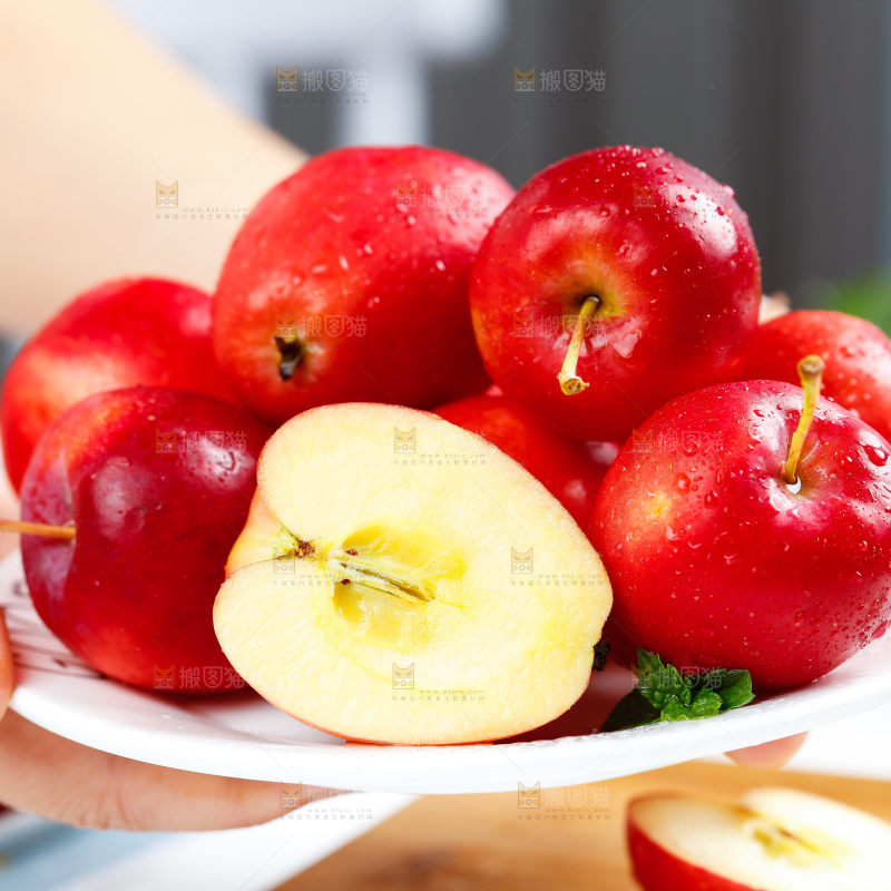 碟子里放着海棠果