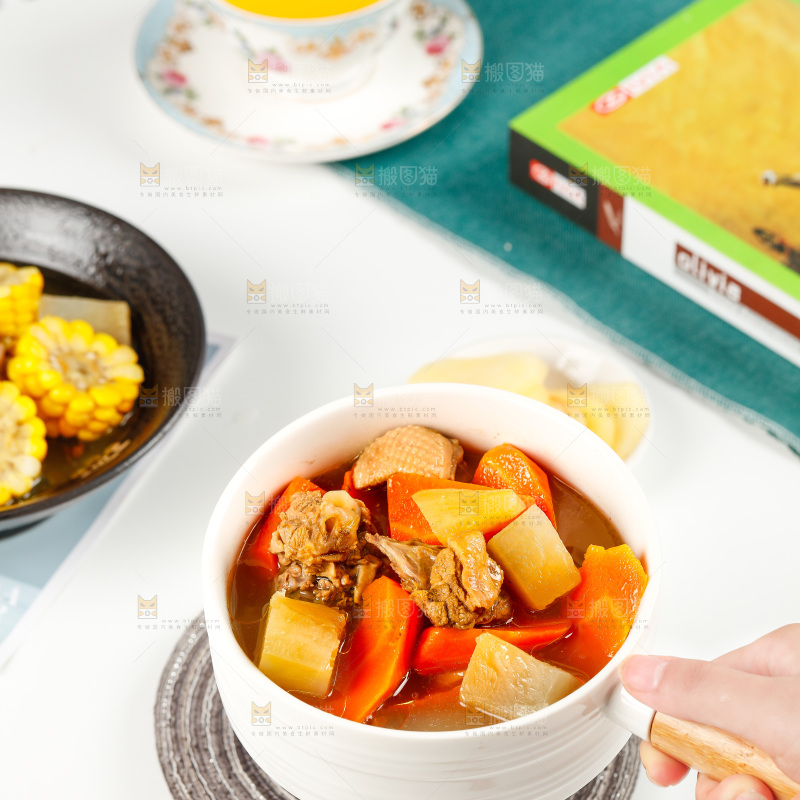 碗里装着鸡肉炖胡萝卜