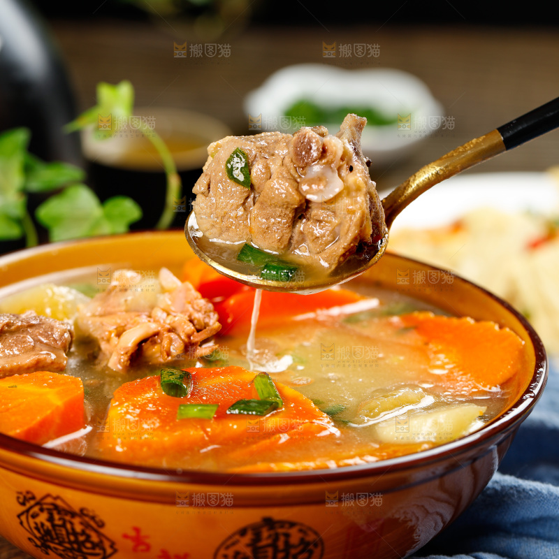 碗里装着鸡肉炖胡萝卜