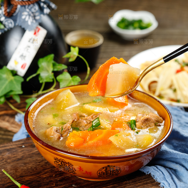 碗里装着鸡肉炖胡萝卜
