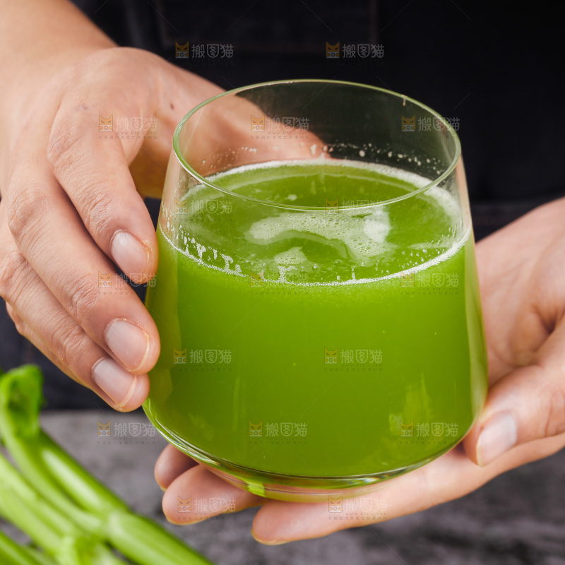 手里拿着一杯西芹汁