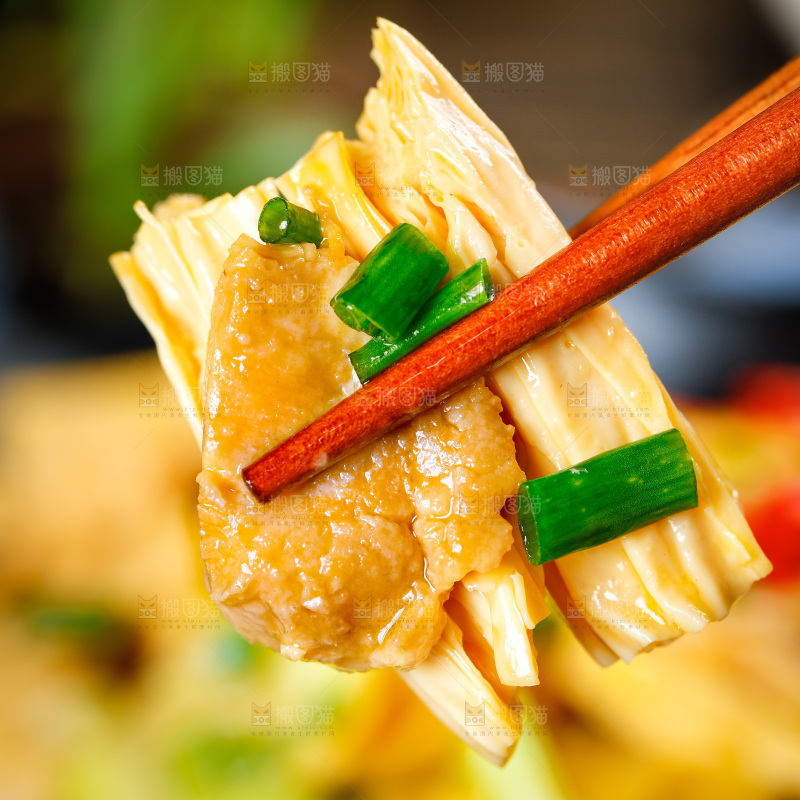 盘子里装着腐竹炒肉