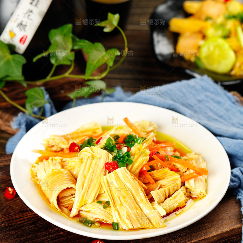 盘子里装着炒腐竹