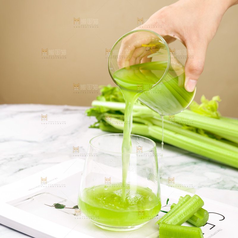 手里倒着一杯西芹汁