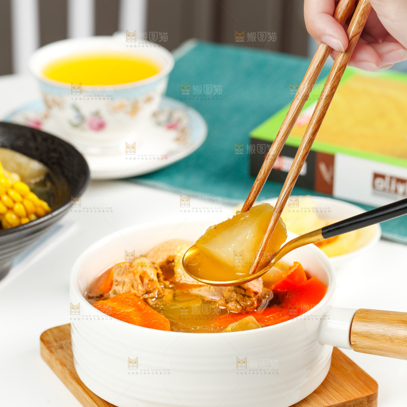 碗里装着鸡肉炖胡萝卜