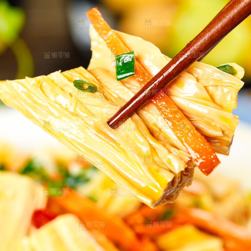 盘子里装着炒腐竹