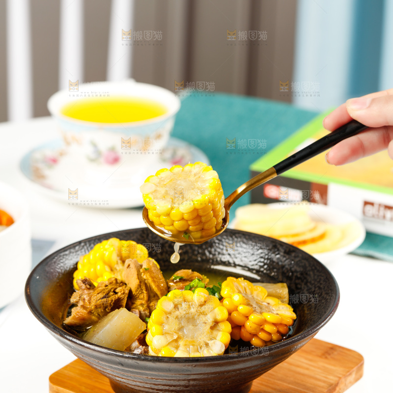 盘子里装着鸭肉烧玉米