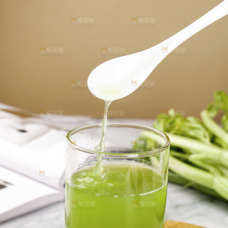 勺子里的大西芹汁