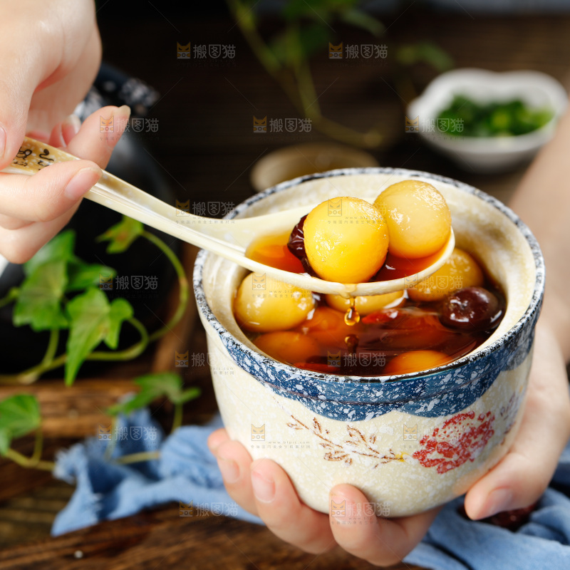 深底上放着一盅红枣桂圆甜汤