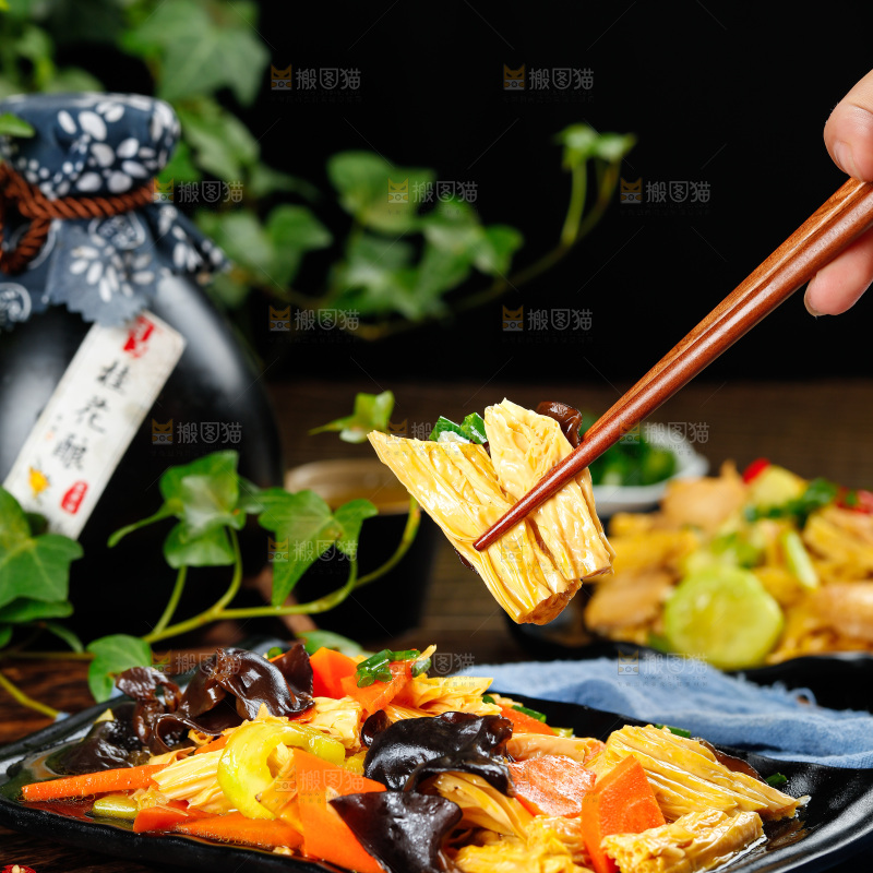 碟子里装着木耳炒腐竹