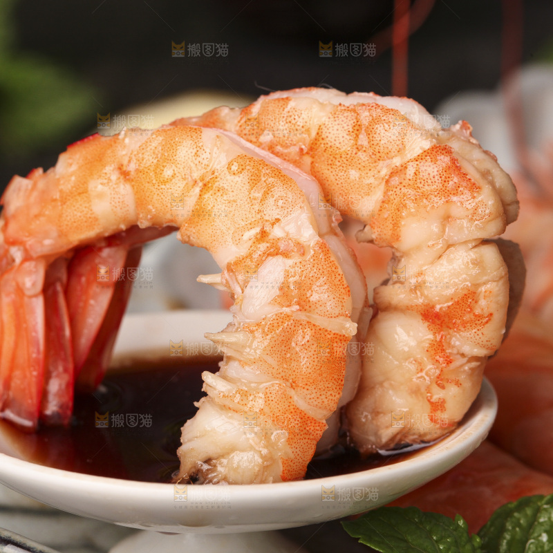 酱料碟里的清蒸大虾