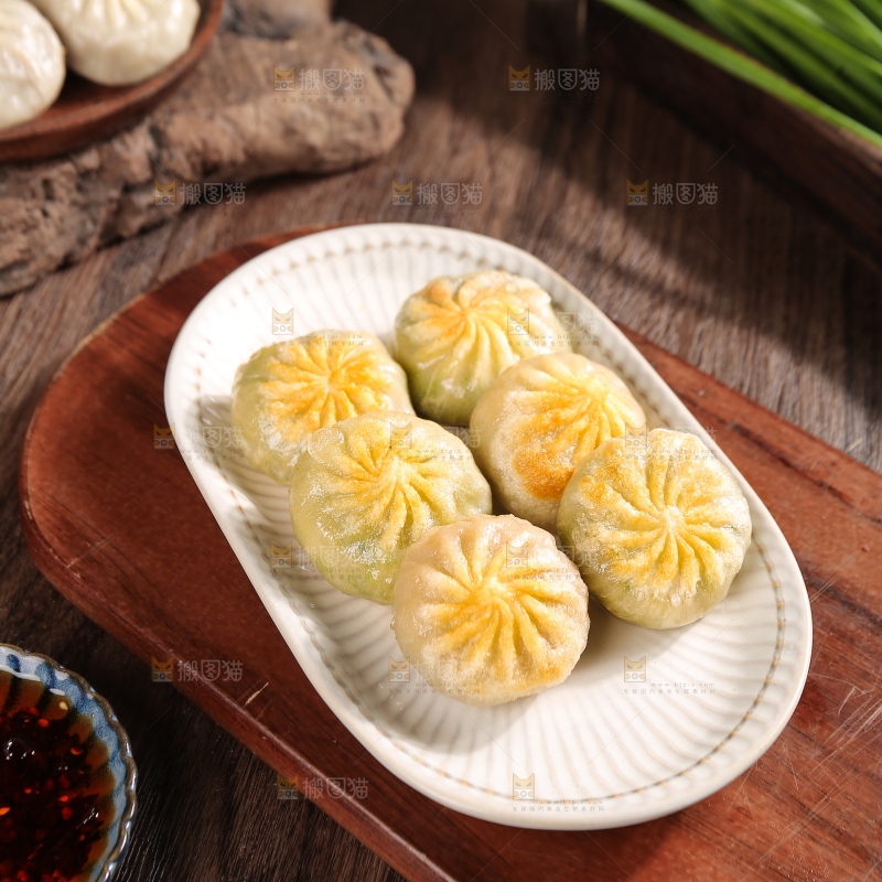 盘子里的生煎包