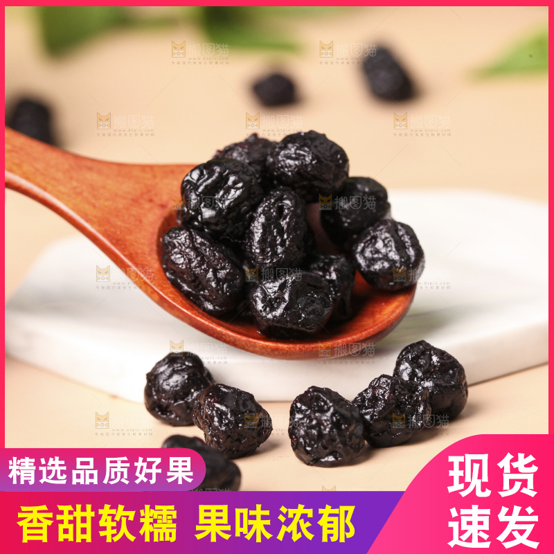 手拿着一勺蓝莓果干
