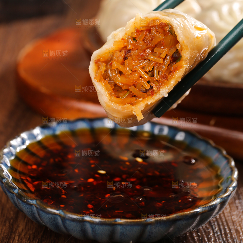 筷子上夹着粉丝包