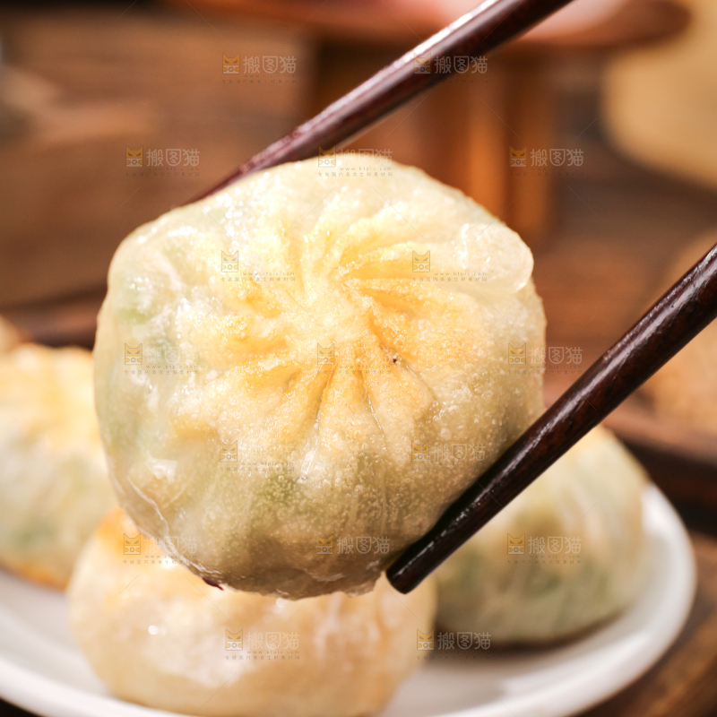筷子上夹着小煎包