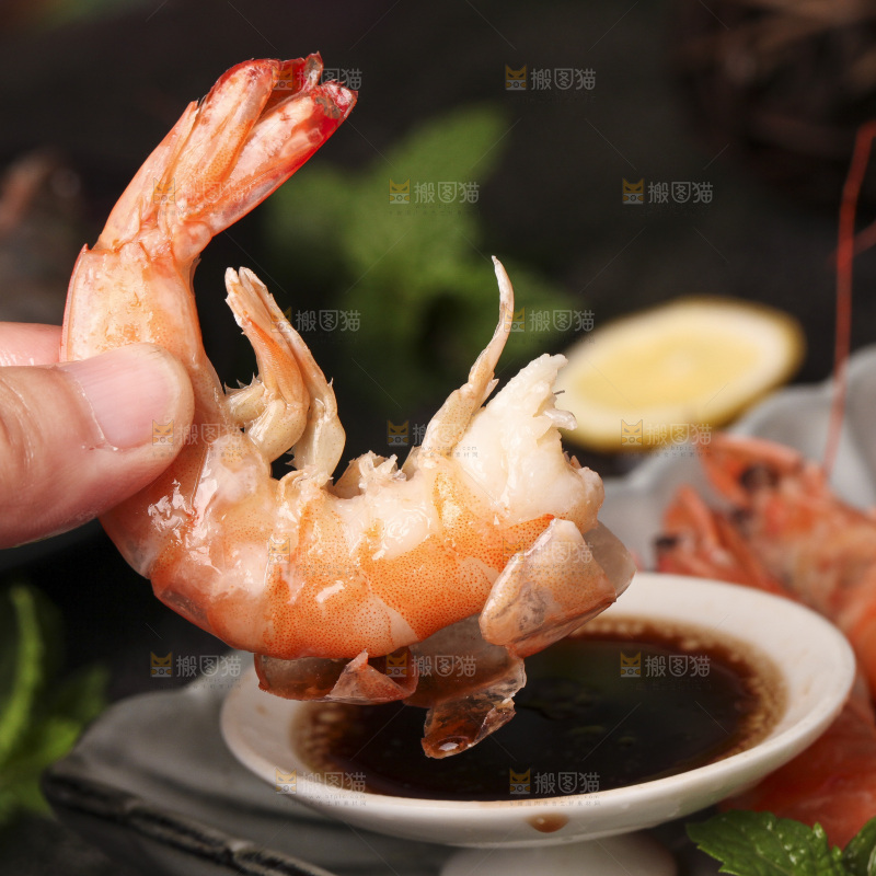 手里拿着白灼大虾