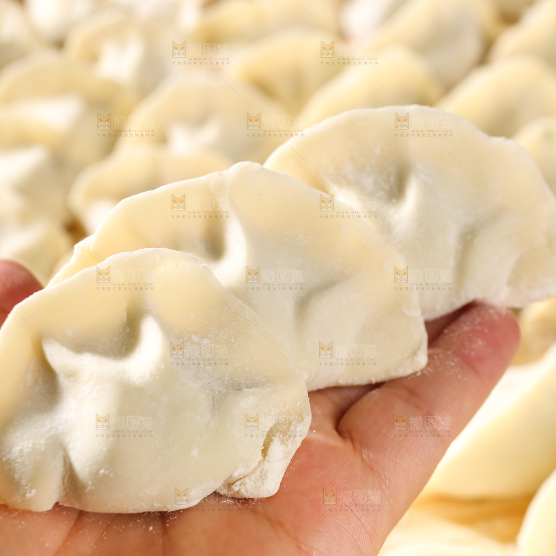 手上放着手工饺子