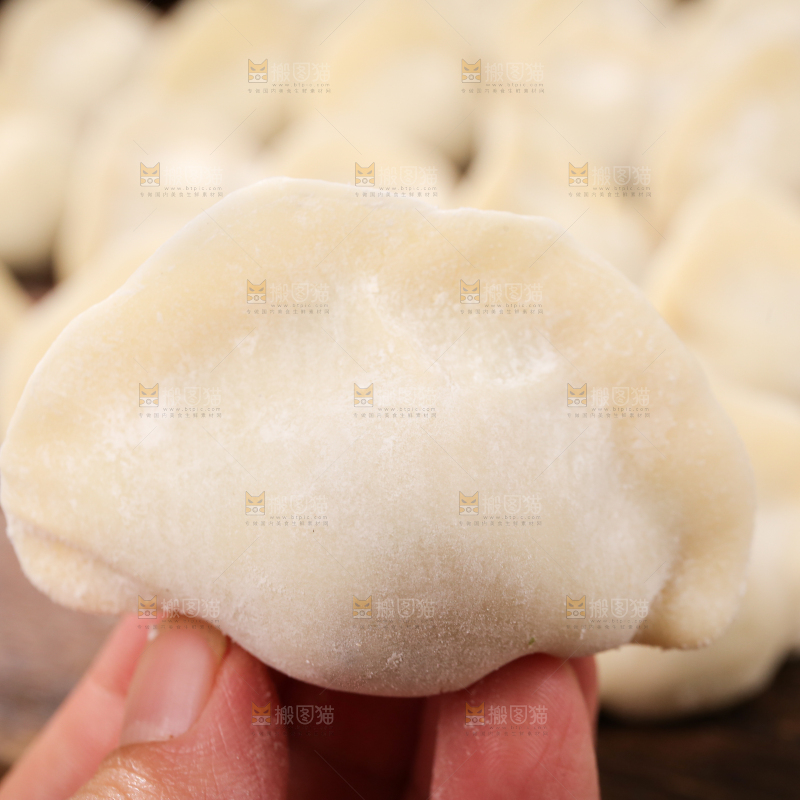 手上拿着手工饺子