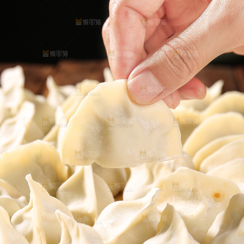 手上拿着手工饺子