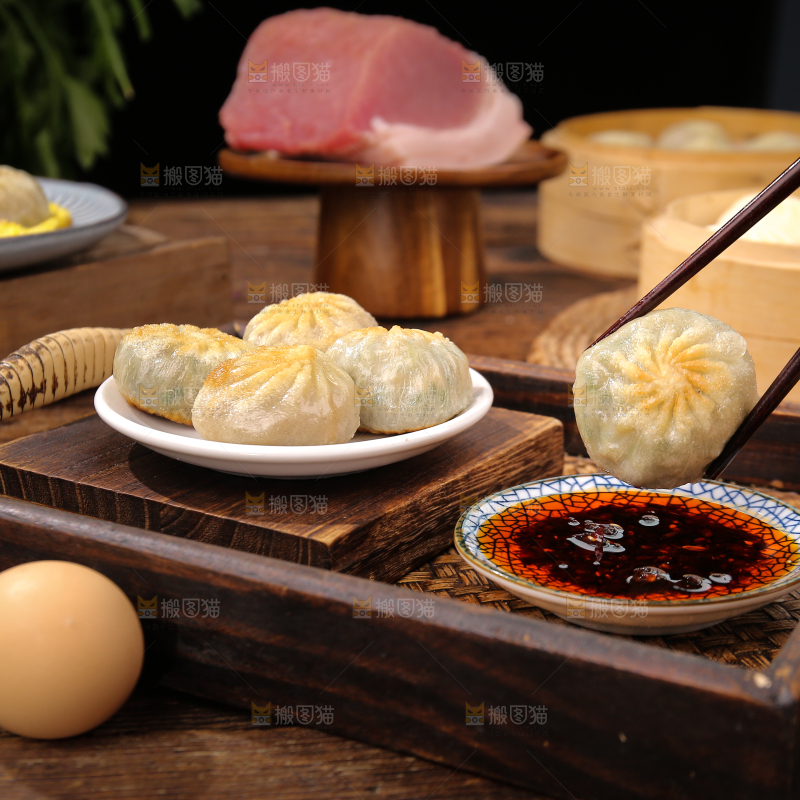 筷子上夹着小煎包