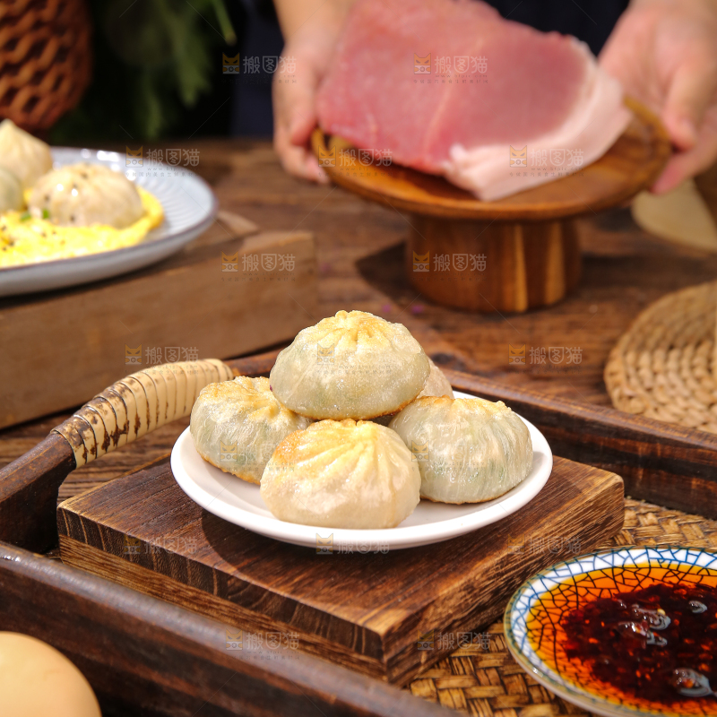 筷子上夹着小煎包