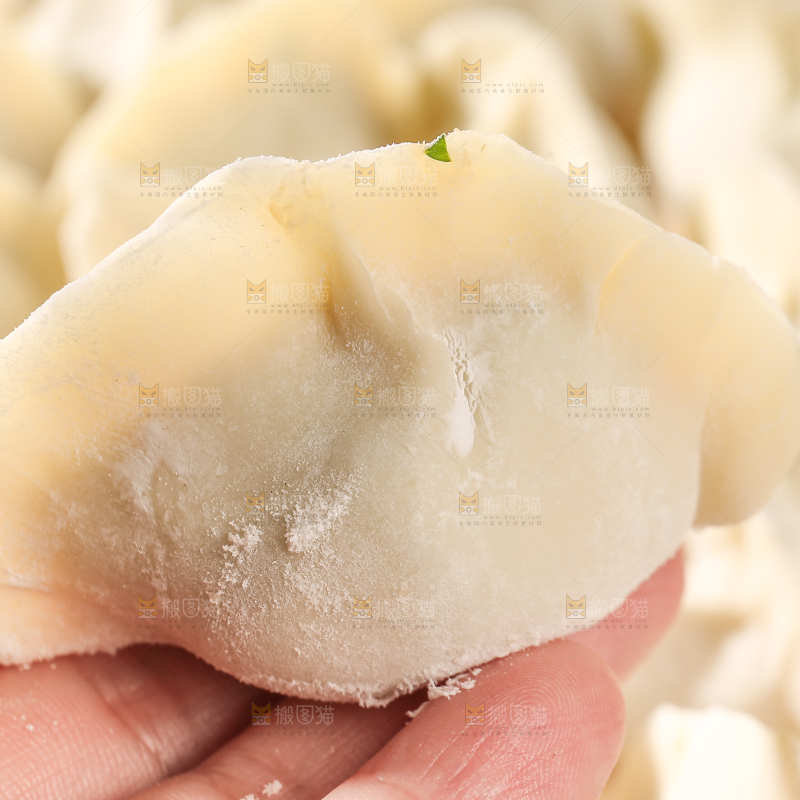 手上拿着手工饺子