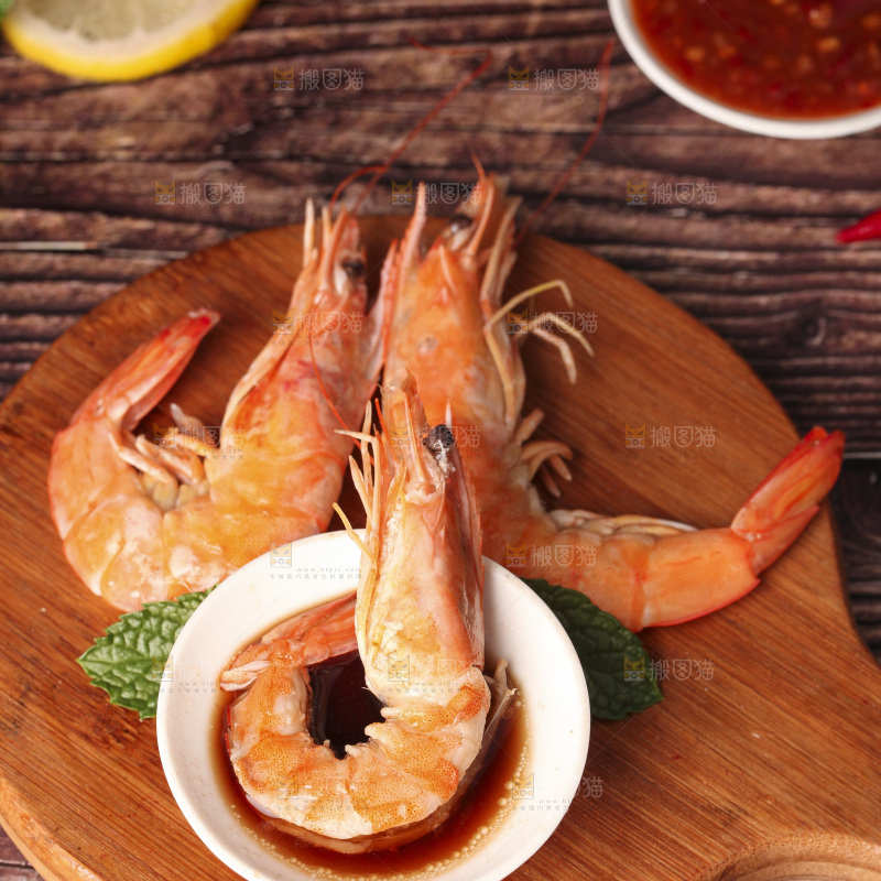 蘸料碟里的白灼虾