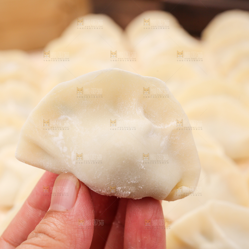 手上拿着手工饺子