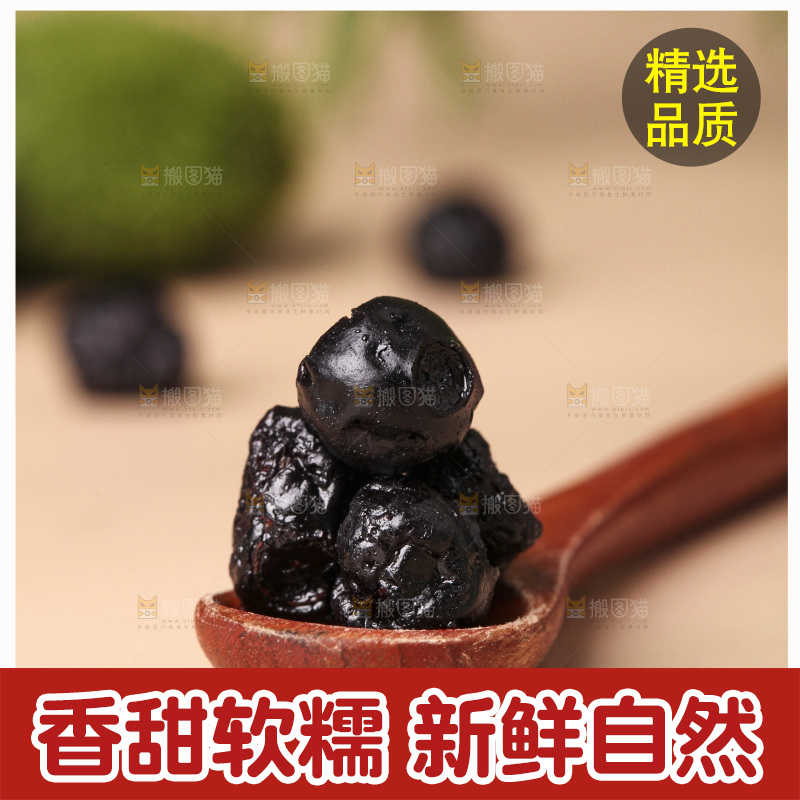 勺子上的蓝莓干