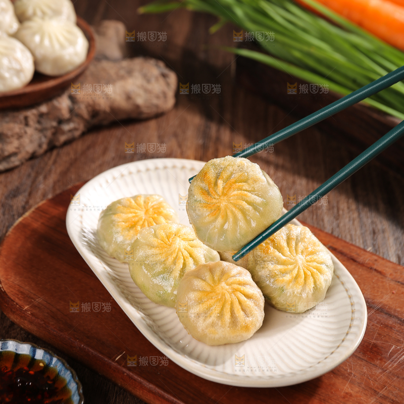 筷子上夹着煎包