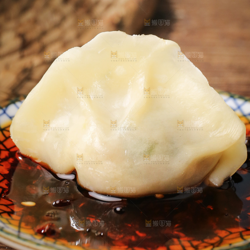蘸料碟里的蒸饺