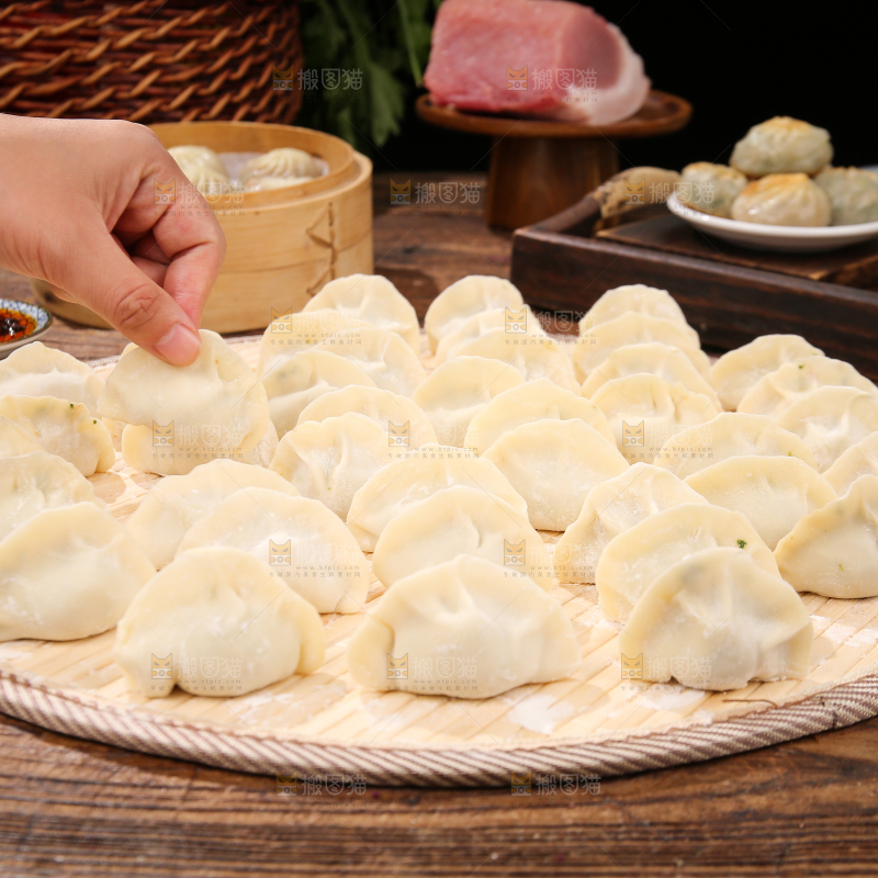 手上拿着手工饺子